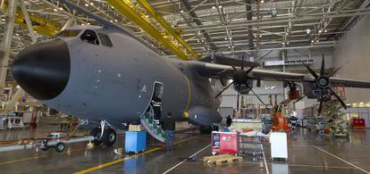 Un avi&oacute;n A400M en la planta de ensamblaje de Airbus de Sevilla.  