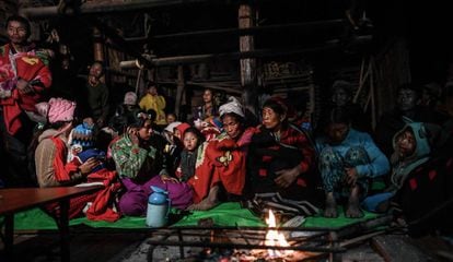 Miembros de la tribu naga esperan a ser atendidos en una clínica móvil en la aldea de Khar Lay, en Myanmar, el 5 de febrero de 2020.