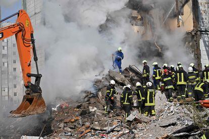 Equipos de rescate ucranios trabajaban este viernes en la búsqueda de supervivientes de entre los escombros dejados por un bombardeo ruso en la ciudad de Uman.