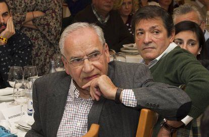 Alfonso Guerra y el presidente de la gestora del PSOE, Javier Fern&aacute;ndez.
