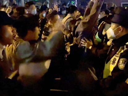 Fragmento del vídeo de un testigo de las protestas de Shanghái contra la política de cero covid, este sábado por la noche.