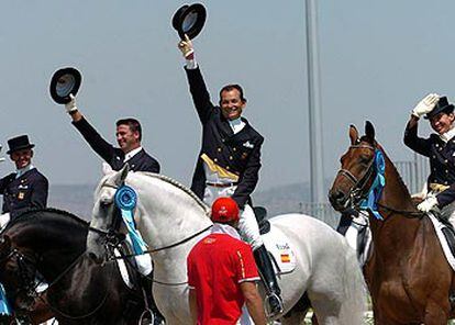 Los jinetes españoles saludan, felices, sobre sus caballos (de derecha a izquierda), <i>Beauvalais,</i> <i>Guizo,</i> <i>Oleaje</i> y, fuera casi del objetivo, <i>Invasor.</i>