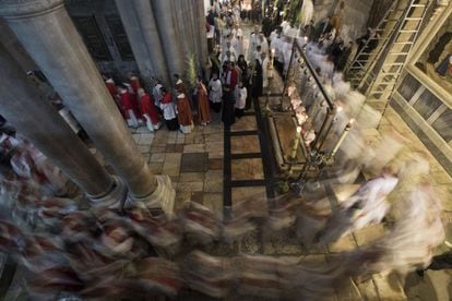 Clérigos católicos sostienen hojas de palma durante la procesión del Domingo de Ramos en la Iglesia del Santo Sepulcro en Jerusalén, Israel, el 9 de abril de 2017.