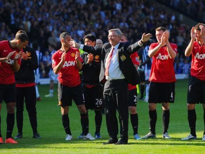 Los jugadores del United aplauden a Ferguson.