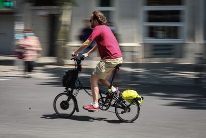 Un hombre circula con una bicicleta urbana por el centro de Madrid, este miércoles.