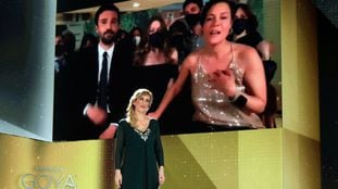 La enfermera Ana María Ruiz anuncia el Goya a mejor película para 'Las niñas'. En la pantalla, aparecen los productores Álex Lafuente y Valérie Delpierre. En vídeo, resumen de la gala.
