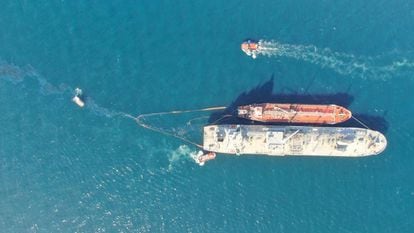 El 'Venus Gas', con bandera de Panamá, fondeado en las inmediaciones de la bahía de Algeciras, tras el fallo en el repostaje de combustible.