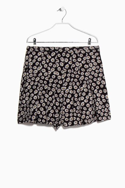 Short fluído con estampado de margaritas. Es de Mango (22,99 euros).