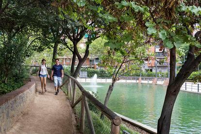 Jóvenes paseando junto al lago del Parque de La Pegaso, en Barcelona.