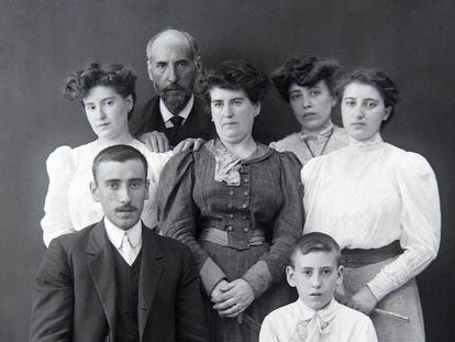 Una fotografía del Legado Cajal muestra al científico con su familia en Madrid en 1905.