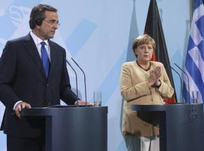 La canciller alemana, Angela Merkel (d), ofrece una rueda de prensa conjunta con el primer ministro griego, Andonis Samaras (i), tras celebrar un almuerzo de trabajo ayer en la Cancillería Federal en Berlín, Alemania.