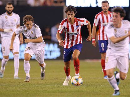 Joao Félix se lleva la pelota frente a rivales madridistas en el encuentro disputado en julio de 2019.