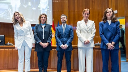 De izquierda a derecha, Yolanda Díaz, Teresa Ribera, Pablo Bustinduy, Mónica García e Ione Belarra, durante el traspaso de sus carteras ministeriales, el 21 de noviembre.