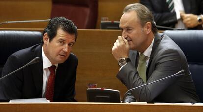 El presidente del Consell, Alberto Fabra, y el vicepresidente, José Ciscar, durante un pleno de las Cortes.
