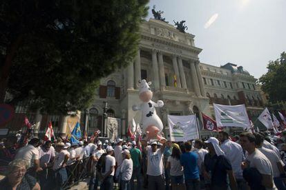 Los manifestantes del sector lácteo, frente al Ministerio de Agricultura, tras terminar su marcha blanca, que salió desde León el 25 de agosto