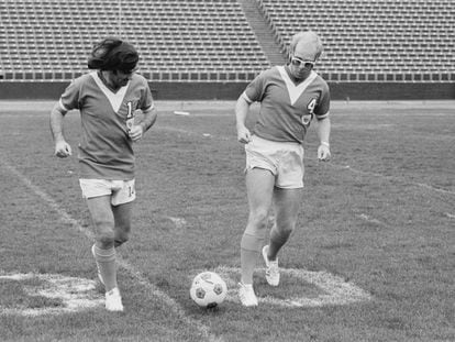 Cualquier excusa es buena para publicar una foto de Elton John dando toquecitos a un balón con George Best en 1976 ¿o no?