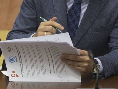 Firma del acuerdo presupuestario en Andalucía entre PP, Cs y Vox el pasado junio.