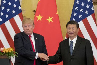 El presidente de EEUU, Donald Trump, y su homólogo chino, Xi Jinping, se saludan en Pekín.