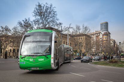 Un autobús eléctrico articulado modelo Irizar Ie Tram circula por las calles de Zaragoza.