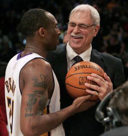 Kobe Bryant con Phil Jackson cuando este era entrenador de los Lakers