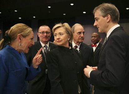 Clinton charla con la comisaria europea de Relaciones Exteriores, Benita Ferrero-Waldner, y el ministro noruego Jonas Gahr Stoere.