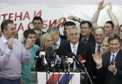 El presidente electo serbio, Tomislav Nikolic, habla con la prensa el domingo 20 de mayo.