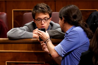 Íñigo Errejón y Pablo Iglesias, durante una sesión de control en el Congreso de los Diputados en 2017.