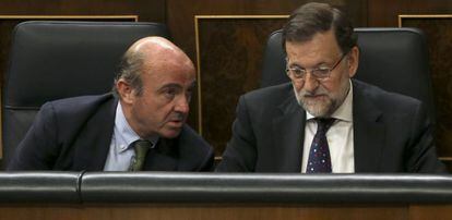 El presidente del Gobierno, Mariano Rajoy (d), junto al ministro de Econom&iacute;a, Luis de Guindos (i), en un  pleno del Congreso.