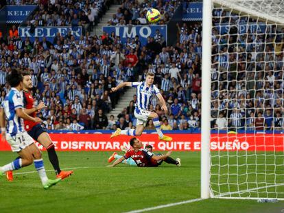 Sorloth marca este sábado el segundo gol de la Real Sociedad ante Osasuna.