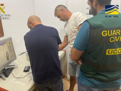 Los agentes de la Guardia Civil toman las huellas a Heldur Piiskop, arrestado en Alicante.