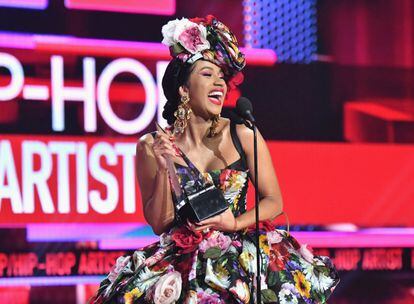 Cardi B recoge su premio como Artista favorita en Rap y Hip Hop.