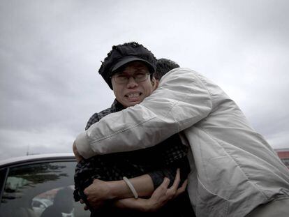 Liu Xia (izquierda) abrazada por un amigo fuera del centro de detenci&oacute;n de Huairou.