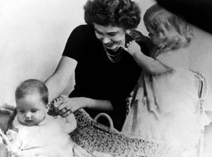 Atenas, año 1940. La reina Federica de Grecia junto a sus hijos, la princesa Sofía (derecha), de dos años, y el príncipe Constantino, en la cuna.