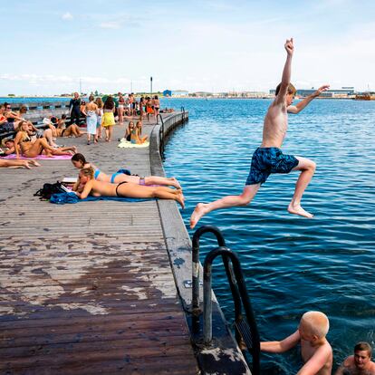 Un grupo de personas se baña en un embarcadero cerca de Copenhague (Dinamarca), el pasado 22 de junio.