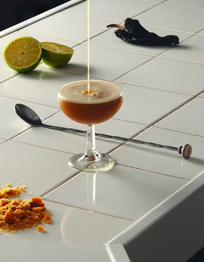 Reportaje sobre cócteles Especial verano 2021. Savas. Smoky Sour
Ingredientes
4 centilitros de bourbon
Bulleit, 3 de zumo de lima
recién exprimida, 2 de clara
de huevo (pasteurizado), 2 de
sirope de té Lapsang, panela
y chile mulato, y 12 gramos de
azúcar blanco.
Elaboración
Agregar todos los ingredientes
a la coctelera, remover hasta
disolver el azúcar y batir
enérgicamente. Servir en la
copa enfriada previamente.