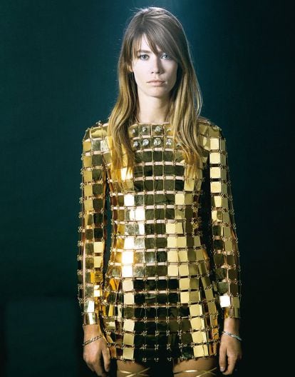 La cantante francesa Françoise Hardy con un vestido del diseñador Paco Rabanne realizado con placas de oro, en 1968.