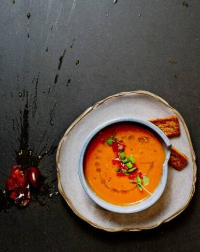 El gazpacho servido por Najat Kaanache en su restaurante Nur, en Fez (Marruecos).