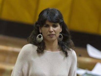 La líder andaluza de Podemos, Teresa Rodríguez, con Susana Díaz al fondo.