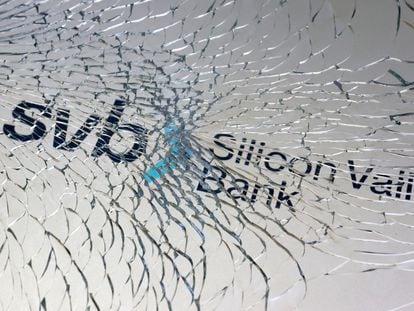 Logo del Silicon Valley Bank visto a través de un cristal quebrado.