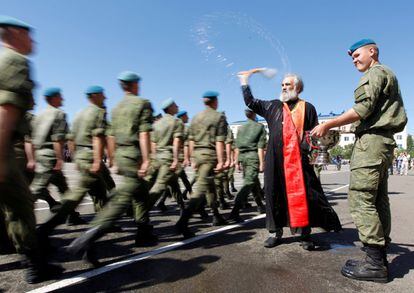 Un sacerdote ortodoxo bendice a paracaidistas rusos durante las celebraciones del Día de los Paracaidistas, en la ciudad de Stavropol, Rusia.
