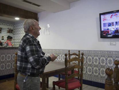 Un vecino ve las noticias sobre los resultados en las elecciones del 28 de abril en la televisión del centro de mayores de Griñón.