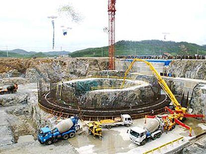 Trabajos de construcción en un reactor de agua ligera en Kumho. Corea del Norte.