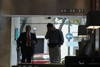 Eduardo Tamayo, a la izquierda, sale del hotel AC Los Vascos el 11 de junio de 2003 junto a su escolta.