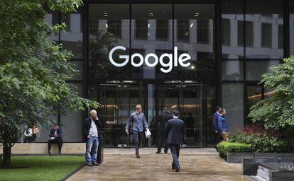 Varias personas pasan por delante de la oficina de Google en Londres.