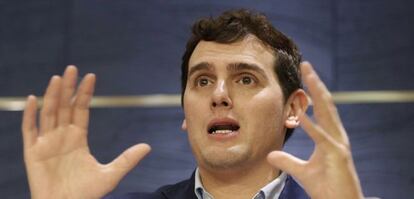 El presidente de Ciudadanos, Albert Rivera, durante su primera rueda de prensa en el Congreso.