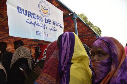 Varias mujeres esperan para votar en las presidenciales de Chad, en N&#039;djamena, este domingo. 