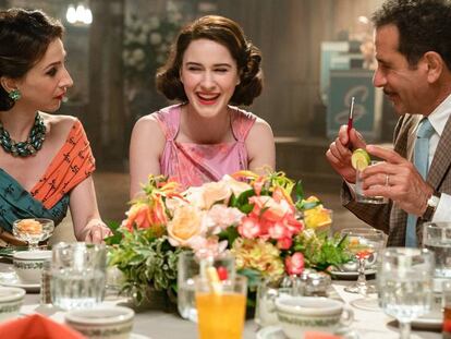 Marin Hinkle, Rachel Brosnahan y Tony Shalhoub, en 'The Marvelous Mrs. Maisel'.