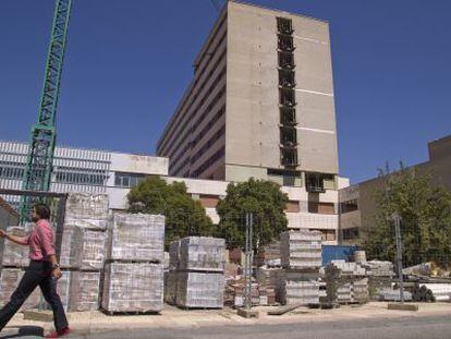 Materiales de construcci&oacute;n frente al Hospital Vigil Qui&ntilde;ones de Sevilla. 