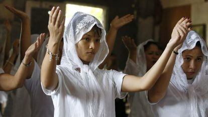 Mujeres filipinas participan en un ritual contra la enfermedad.