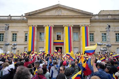 Los partidarios del presidente colombiano Gustavo Petro se reúnen frente al palacio presidencial de Nariño, en Bogotá, el martes 14 de febrero de 2023.
